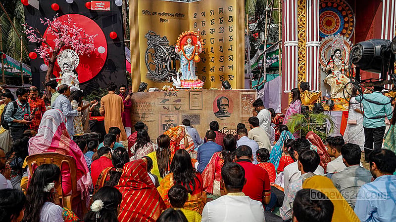 সরস্বতী পূজায় সোমবার ঢাকা বিশ্ববিদ্যালয়ের জগন্নাথ হলে বিদ্যাদেবীর আরাধনায় শিক্ষার্থীরা