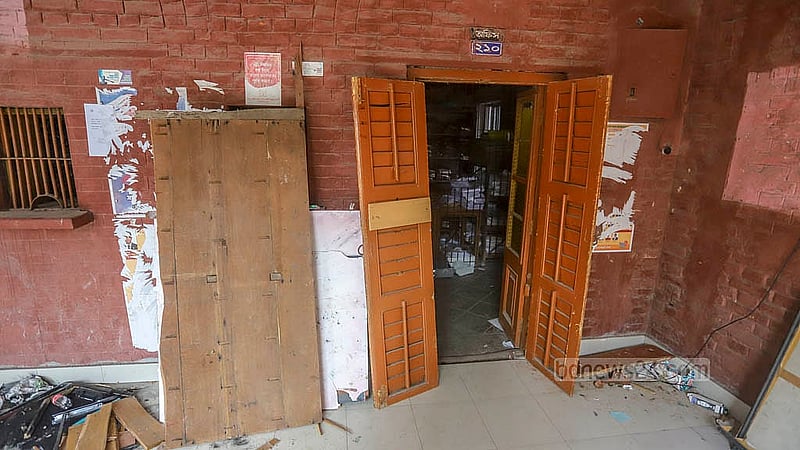 সরকারি শহীদ সোহরাওয়ার্দী কলেজে গত রোববার ব্যাপক ভাঙচুর করেন ড.মাহবুবুর রহমান মোল্লা কলেজের শিক্ষার্থীরা