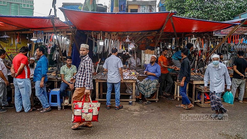 ঢাকার কারওয়ান বাজারে বিক্রির জন্য সাজিয়ে রাখা হয়েছে কোরবানির পশু জবাইয়ের ছুরি-চাকুসহ বিভিন্ন সরঞ্জাম