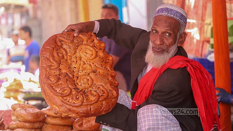 শবে বরাত উপলক্ষে বেকারিতে তৈরি ফুল আকৃতির এই রুটির ওজন দুই কেজির বেশি। পুরান ঢাকার চকবাজারের সড়কের পাশে শুক্রবার এ রুটি বিক্রি করা হচ্ছিল