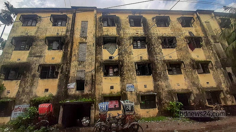 ঢাকার শাহজাহানপুর রেলওয়ে কলোনির পরিত্যক্ত ভবন। বসবাসের অনুপযোগী হয়ে পড়ায় ভবনের বাসিন্দাদের সরিয়ে নেওয়া হয়েছে