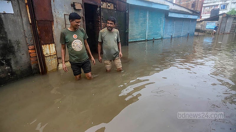 ডেমরার দক্ষিণ মাতুয়াইল এলাকায় সড়ক তলিয়ে আছে কোমড় সমান পানিতে; এক নাগাড়ে বৃষ্টি হলেই এমন ভোগান্তি পোহাতে হয় ডিএনডি বাঁধের মানুষদের