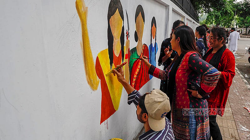 ঢাকা বিশ্ববিদ্যালয় এলাকার দেয়ালগুলোতে জুলাইয়ের আন্দোলন আর প্রতিবাদের ভাষা গ্রাফিতিতে তুলে ধরছেন শিক্ষার্থীরা