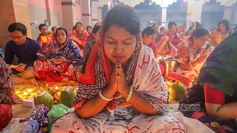 ঢাকার স্বামীবাগ লোকনাথ আশ্রমে ‘রাখের উপবাস’ এ প্রাথনারত নারী ভক্ত