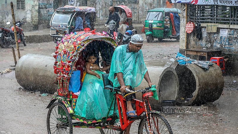 বৃষ্টির মধ্যে যাত্রী নিয়ে ছুটছে অটোরিকশা; মঙ্গলবার রাজধানীর মুগদা এলাকা থেকে তোলা