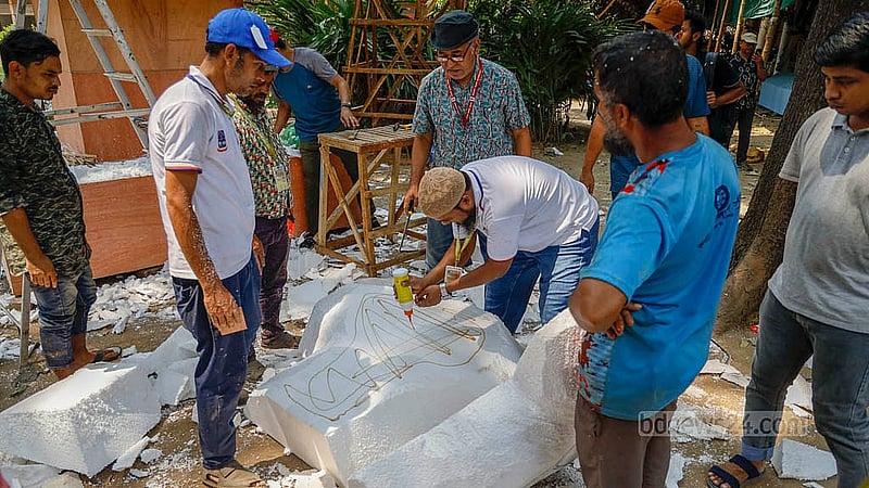 পহেলা বৈশাখের আগের দিন রোববার বিকালে ঢাকা বিশ্ববিদ্যালয়ের চারুকলা অনুষদের লিচু তলায় সাজানো হচ্ছে আনন্দ শোভাযাত্রার পুতুল