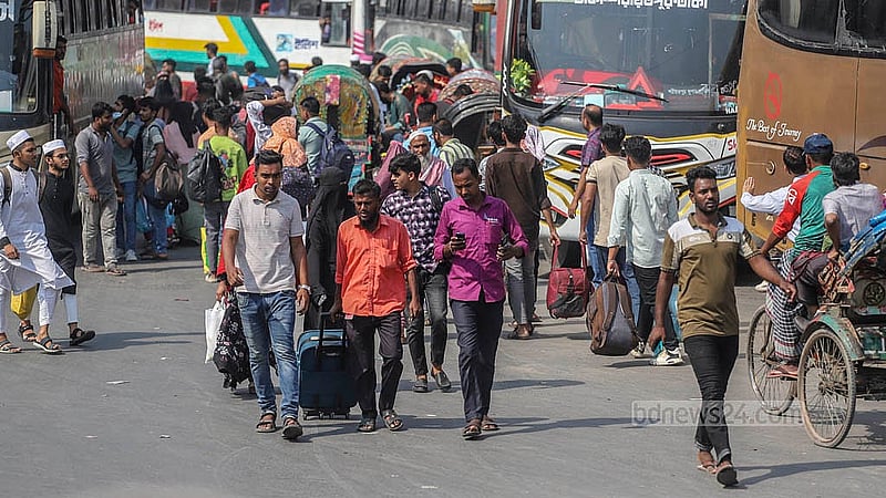 ঈদ উপলক্ষে ঢাকা ছাড়ছে মানুষ; শুক্রবার রাজধানীর দোলাইরপাড় থেকে তোলা