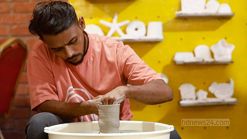 রাজধানীর তেজগাঁও এলাকায় আলোকি কনভেনশন সেন্টারে ‘ফুড ফেস্টিভ্যালে’ পাওয়া যাচ্ছে মাটির তৈরি পণ্য। ক্রেতাদের চাহিদা অনুযায়ী সেগুলো তৈরি করে দেওয়া হচ্ছে