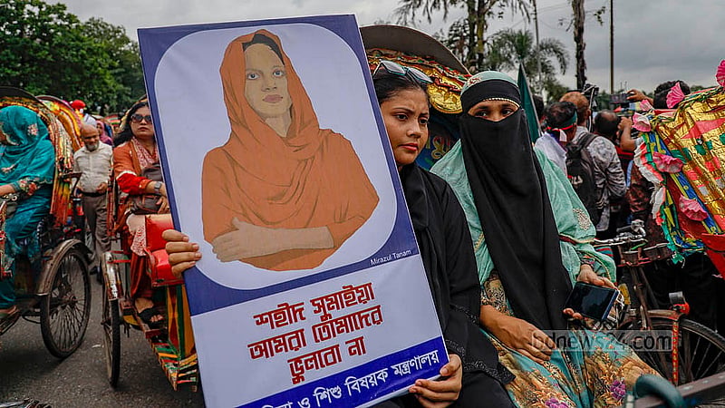 মানিক মিয়া এভিনিউয়ে সোমবার বিকালে জুলাই গণঅভ্যুত্থানের শোভাযাত্রায় অংশগ্রহণ করেন নানা বয়সের নারীরা