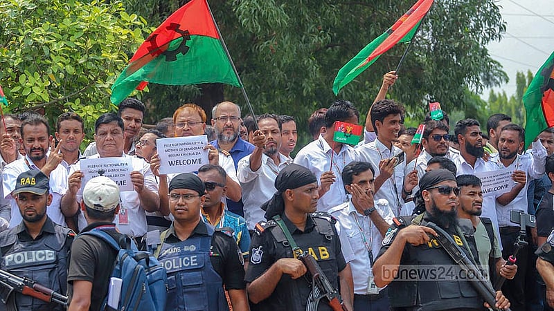 বিএনপি চেয়ারপারসন খালেদা জিয়াকে স্বাগত জানাতে ঢাকার হযরত শাহজালাল আন্তর্জাতিক বিমানবন্দরের ৮ নম্বর গেইটের বাহিরে নেতাকর্মীরা অবস্থান নেন
