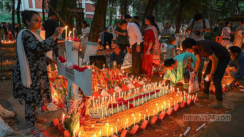 ‘অল সোলস ডে’ উপলক্ষে শনিবার ঢাকার ওয়ারীতে খ্রিষ্টান সমাধি ক্ষেত্রে ভিড় করেন স্বজনরা।