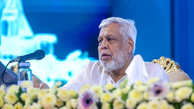 ঢাকার ওসমানী স্মৃতি মিলনায়তনে মঙ্গলবার বাজেট পরবর্তী সংবাদ সম্মেলনে সাংবাদিকদের প্রশ্নের উত্তর দেন বিদ্যুৎ, জ্বালানি ও খনিজ সম্পদ উপদেষ্টা ফাওজুল কবির খান