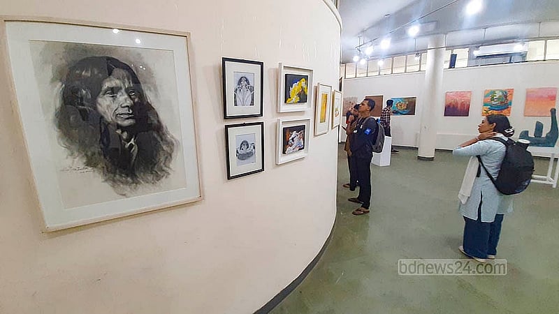 এস এম সুলতানের জন্মশতবর্ষ উদযাপনে ঢাকা বিশ্ববিদ্যালয়ের চারুকলা অনুষদের জয়নুল গ্যালারিতে চিত্রকর্ম প্রদর্শনী ঘুরে দেখছে দর্শনার্থীরা। প্রদর্শনী চলবে ১৬ অগাস্ট পর্যন্ত