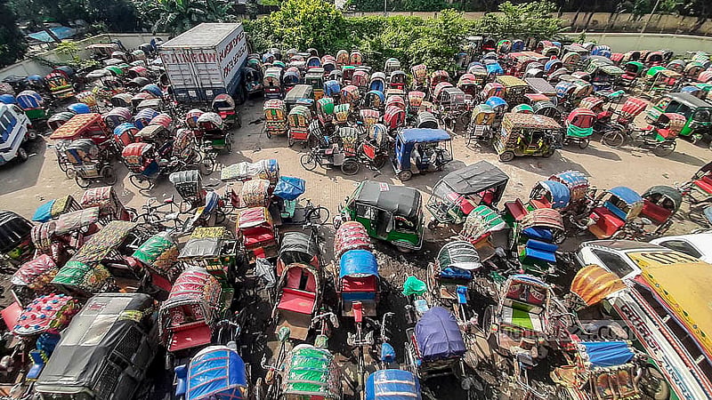 রাজধানীর সড়কে অবৈধভাবে চলা বিভিন্ন ধরনের ব্যাটারির রিকশায় ভরে গেছে পোস্তগোলা ‘ডাম্পিং স্টেশন’