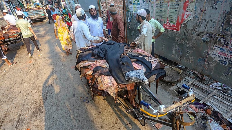 রাজধানীর লালবাগের পোস্তায় ঈদের দিন বিকালে বিভিন্ন এলাকা থেকে কোরবানির পশুর চামড়া নিয়ে আসে মাদ্রাসা, এতিমখানা ও মৌসুমি ব্যবসায়ীরা