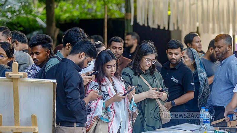 ঢাকার গুলশানে বিচারপতি সাহাবুদ্দিন আহমদ পার্কে বৃহস্পতিবার দ্য ফ্লো ফেস্টের প্রথম দিন বেলা বাড়ার সঙ্গে সঙ্গে বাড়ে মানুষের উপস্থিতি