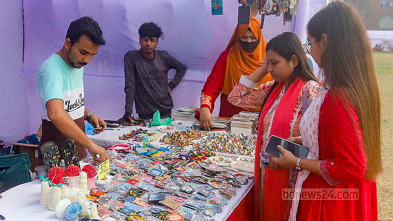 ঢাকা বিশ্ববিদ্যালয়ের কেন্দ্রীয় খেলার মাঠে ‘তারুণ্যের উৎসবে’ বিভিন্ন স্টল ঘুরে পছন্দের পণ্য কিনছেন দর্শনার্থীরা