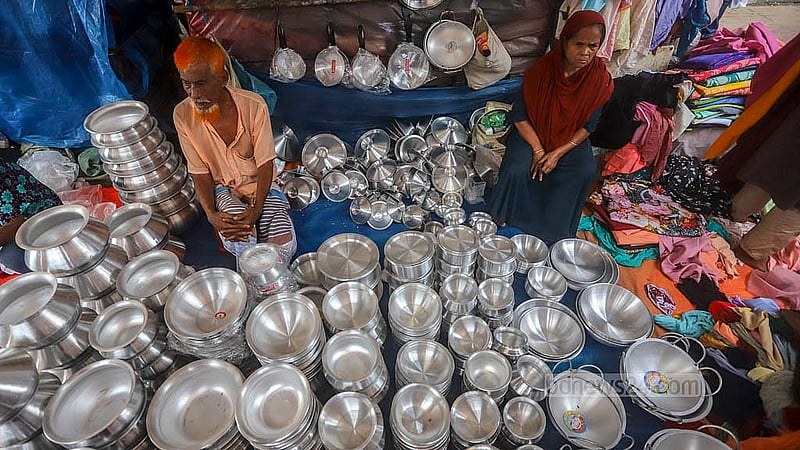 মতিঝিল আইডিয়াল স্কুল অ্যান্ড কলেজের সামনে প্রতি শুক্রবার বসে হলিডে মার্কেট, যেখানে নিত্যপ্রয়োজনীয় বিভিন্ন পণ্য পাওয়া যায়