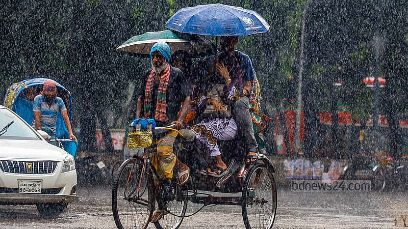 ঢাকা বিশ্ববিদ্যালয়ে এলাকায় রোববার দুপুরে আষাঢ়ী বৃষ্টির মধ্যে এক রিকশায় চেপে ছুটছেন তিনজন