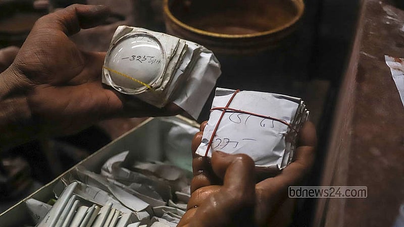 ক্রেতার চাহিদা অনুযায়ী দোকান থেকে আসা মেমো দেখে কাচ বাছাই করছেন একজন। এক জোড়া পাওয়ার গ্লাস তৈরি করতে ভাই ভাই গ্র্যান্ডিং পাওয়ার চশমা গ্লাস হাউজ নিয়ে থাকে ১২০-৩০০ টাকা