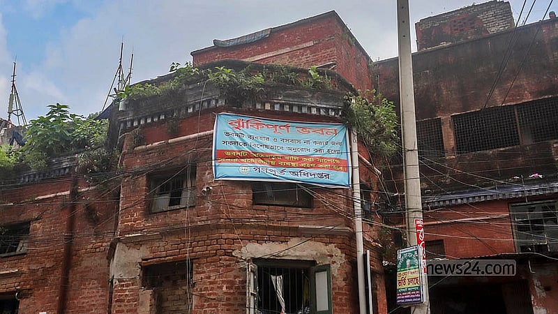 স্যার সলিমুল্লাহ মেডিকেল কলেজ মিটফোর্ড হাসপাতালের দুই নম্বর গেইটের লাল ভবনটি ব্যবহারের অনুপোযোগী ঘোষণা করেছে গণপূর্ত অধিদপ্তর। তারপরও ভবনটি স্টাফ কোয়ার্টার হিসেবে ব্যবহার হচ্ছে