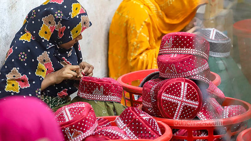 কামরাঙ্গীরচর এলাকার টুপি কারখানায় পুরুষদের পাশাপাশি নারীরাও কাজ করছেন