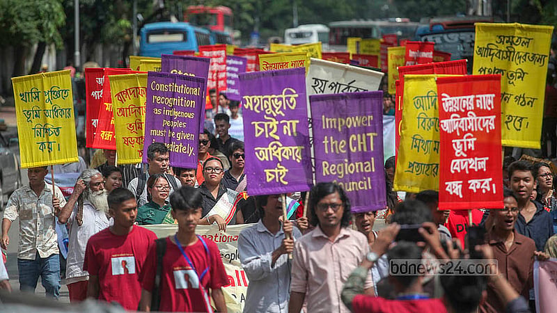 বিশ্ব আদিবাসী দিবস উপলক্ষে শনিবার কেন্দ্রীয় শহীদ মিনার থেকে বর্ণাঢ্য শোভাযাত্রা বের করে ‘বাংলাদেশ আদিবাসী ফোরাম’। হাতে প্ল্যাকার্ড নিয়ে তারা দাবিদাওয়া তুলে ধরেন