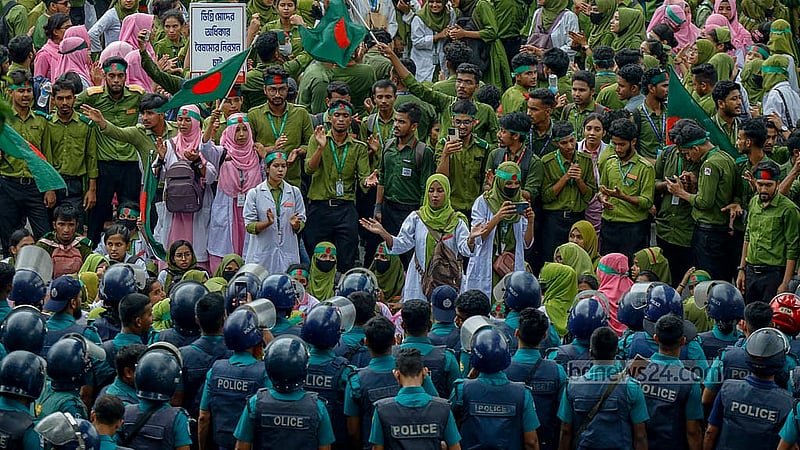 শাহবাগ মোড় বুধবার দুপুরে অবরোধ করে পুলিশের সামনেই স্লোগান দেন নার্সিংয়ের শিক্ষার্থীরা