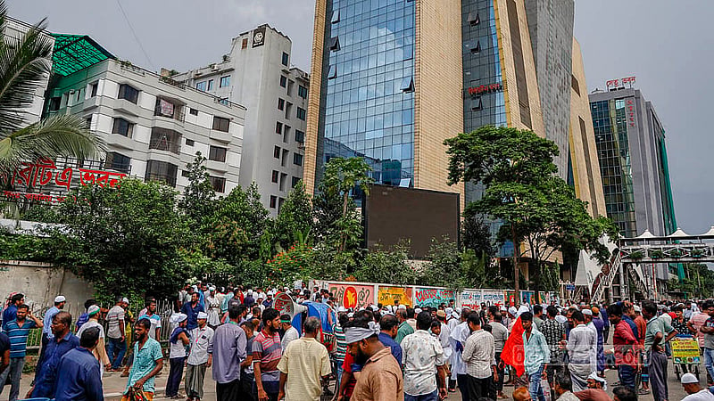 ঢাকা মহানগরীতে চলাচলের অনুমতি চেয়ে রোববার বনানীতে বিআরটিএ কার্যালয়ের সামনে সড়ক অবরোধ করে বিক্ষোভে করেন সিএনজিচালিত অটোরিকশার একদল চালক