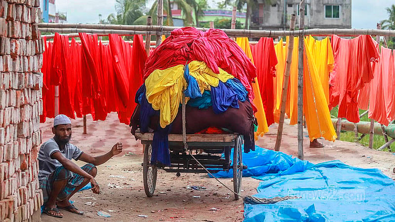 রং করা কাপড় শুকানোর জন্য নেওয়া হয় মাঠে। যদিও অনেক সময় কাপড় শুকানোর জন্য জায়গা সংকটে থাকে ডাইং কারখানাগুলো