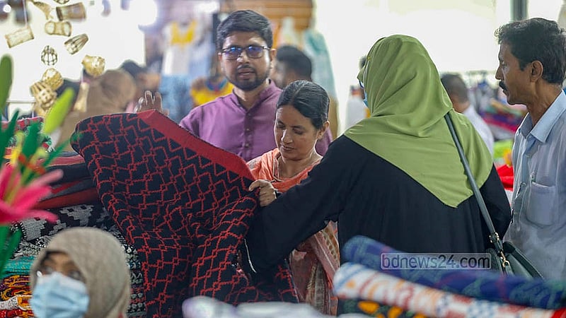ঢাকার তেজগাঁও বিসিক ভবনে শরৎ মেলায় ক্রেতাদের সামনে পণ্যের নানা দিক তুলে ধরছেন উদ্যোক্তারা। পাঁচ দিনের এ মেলা চলবে বৃহস্পতিবার পর্যন্ত
