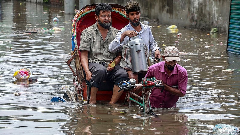 ঘূর্ণিঝড় রেমালের প্রভাবে বৃষ্টিতে ঢাকার সায়েদাবাদে বাসস্ট্যান্ডের পাশে ডুবে যাওয়া সড়কে কোমরপানিতে রিকশায় চলাচল করছেন এলাকাবাসী
