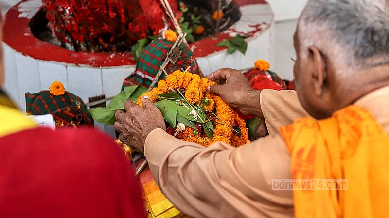 ঢাকেশ্বরী জাতীয় মন্দিরে বুধবার ষষ্ঠীর দিন সকালে বেলগাছের নিচে ঘট বসিয়ে পূজার্চনার মধ্যে দিয়ে দুর্গাপূজার আনুষ্ঠানিকতা শুরু হয়