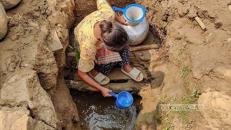 বান্দরবান-চিম্বুক সড়কের গেৎশিমানী বম পাড়ায় মাটি খুঁড়ে গর্ত করে পানি সংগ্রহ করছেন এক নারী। পাড়ার প্রায় ৮০টি বম পরিবার এই মাটির গর্তের পানিতে নির্ভরশীল