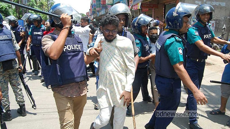 বরিশাল শহরে বুধবার 'মার্চ ফর জাস্টিস' কর্মসূচি থেকে এক শিক্ষার্থীকে আটক করে পুলিশ।