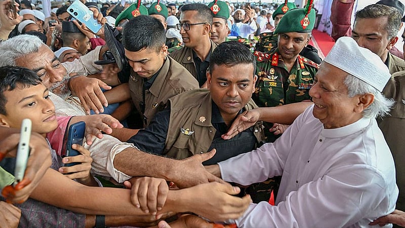 জাতীয় ঈদগাহে সোমবার ঈদুল ফিতরের প্রধান জামাত শেষে মানুষজনের সঙ্গে কুশল বিনিময় করেন প্রধান উপদেষ্টা মুহাম্মদ ইউনূস