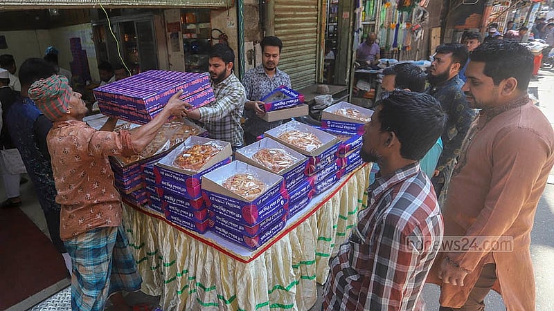 শবে বরাত উপলক্ষে নকশাদার পাউরুটি কিনতে চকবাজারের সড়কের পাশের দোকানে ভিড়