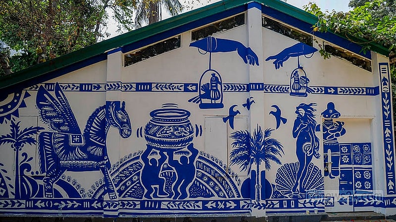 ঢাকা বিশ্ববিদ্যালয়ের চারুকলা অনুষদের দেওয়ালে এবার আলপনা করা হয়েছে শখের হাড়ি