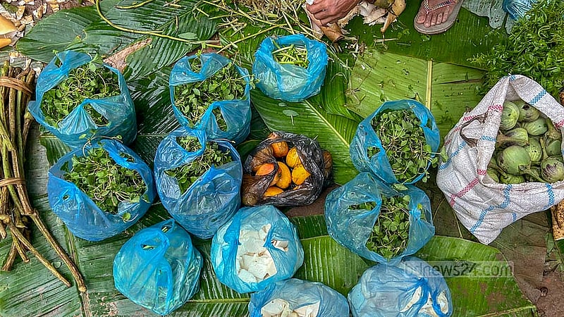 খাগড়াছড়ির দীঘিনালার লারমা স্কয়ারের হাটে পাওয়া যায় সব ধরনের পাহাড়ি শাক-সবজি