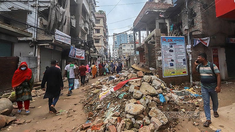 মুগদার স্থানীয় বাসিন্দারা বলছেন, গত বছরের প্রথম দিকে মুগদা-মান্ডা সড়ক সংস্কারের কাজ শুরু হলেও এ বছরও তা শেষ হয়নি। সরকার ক্ষমতার পালাবদলে কাজ গেছে থেমে