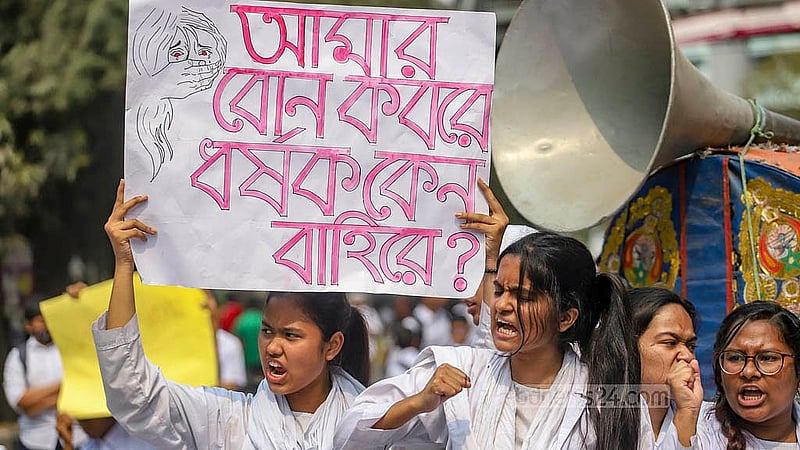 মতিঝিল আইডিয়াল স্কুল অ্যান্ড কলেজ শিক্ষার্থীরা মঙ্গলবার ধর্ষণের বিচারের দাবিতে শিক্ষালয়টির সামনে সড়ক অবরোধ করে বিক্ষোভ করেন