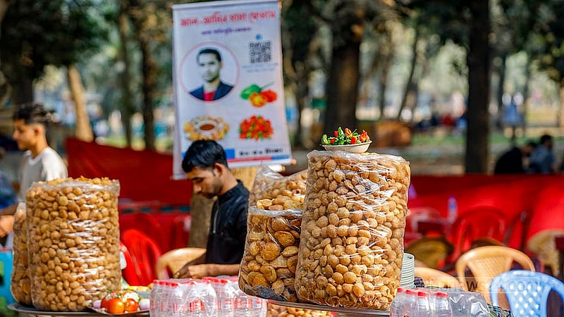 সোহরাওয়ার্দী উদ্যানের ভেতরে খাবারের দোকানগুলোতে ভেলপুরির চাহিদা বেশি। উদ্যানে রয়েছে বেশ কয়েকটি ভেলপুরির দোকান, যেখানে দাঁড়িয়ে এবং বসে খাওয়ার রয়েছে সুবিধা