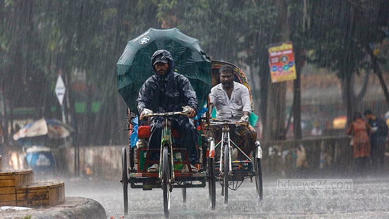 ঢাকা বিশ্ববিদ্যালয় এলাকায় বুধবার বিকালে বৃষ্টির মধ্যে যাত্রী নিয়ে গন্তব্যের পথে রিকশাচালকরা