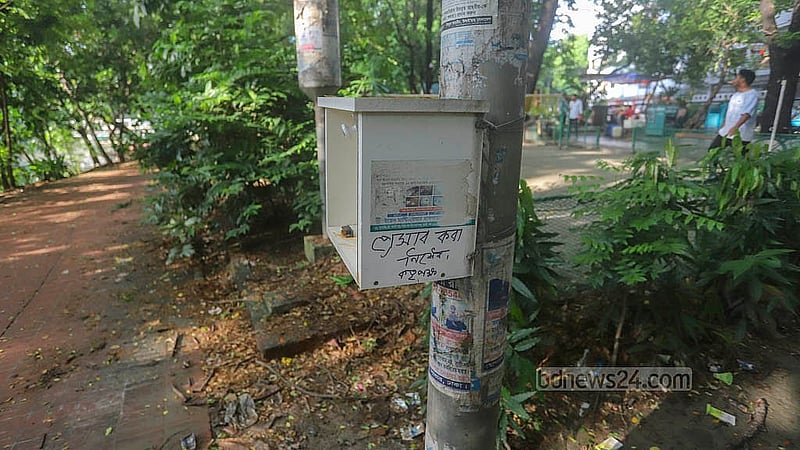 রাজধানীর ধানমন্ডি লেকের পাশে এই বুক সেলফ থেকে চুরি হয়ে গেছে বই, সেখানে লেখা হয়েছে বিভিন্ন অশ্লিল কথা, লাগানো হয়েছে পোস্টার