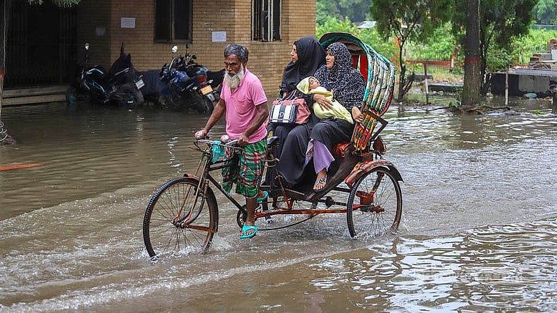 মাতুয়াইল শিশু-মাতৃ স্বাস্থ্য ইনস্টিটিউট প্রাঙ্গণে জলাবদ্ধতার কারণে শনিবার সড়ক থেকে প্রধান ফটক পর্যন্ত মানুষ পারাপারে জনপ্রতি ১০ টাকা করে নেন রিকশাচালকেরা