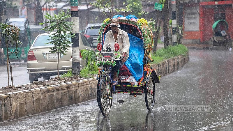 ঢাকায় বৃষ্টির মধ্যে শরীরে পলিথিন জড়িয়ে রিকশা চালান অনেকে। সোমবার মীরহাজিরবাগ এলাকা থেকে তোলা