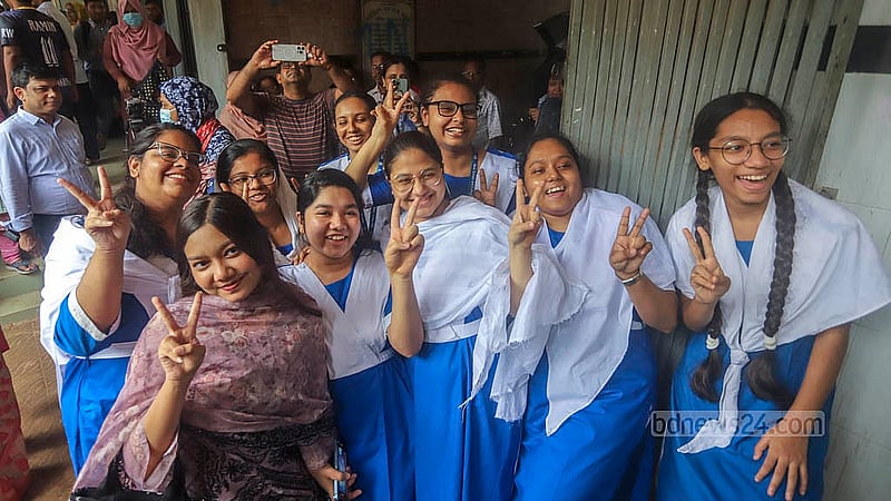 এসএসসি পরীক্ষায় ভালো ফলের আনন্দে মতিঝিল আইডিয়াল স্কুল অ্যান্ড কলেজের শিক্ষার্থীরা