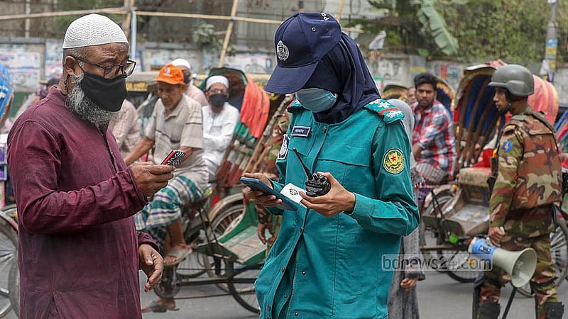 রাজধানীর আজিমপুর এলাকায় শুক্রবার যৌথবাহিনীর চেকপোস্টে সহযোগিতা করেন পুলিশ সদস্যরা