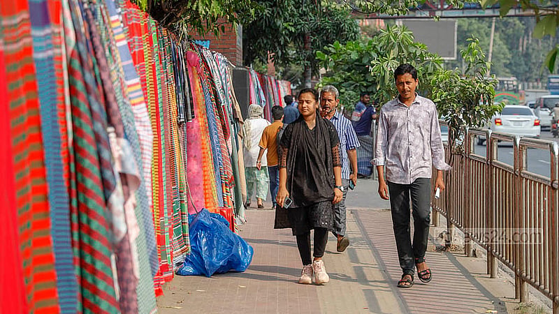 এ পথে চলাচলকারীরাই মূলত এ গামছার ক্রেতা। পাশাপাশি আশপাশের বেশ কয়েকটি হাসপাতালের রোগী ও স্বজনরাও তাদের গ্রাহক