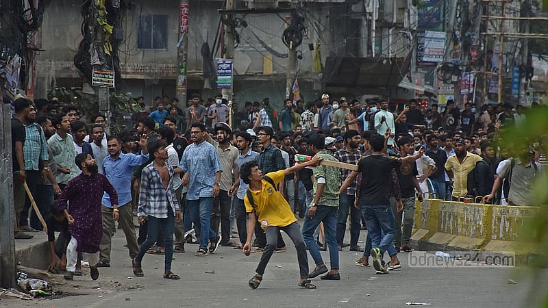 চট্টগ্রামের মুরাদপুরে মঙ্গলবার বিকালে কোটা বিরোধী শিক্ষার্থীদের সঙ্গে সরকারদলীয় সংগঠনের কর্মীদের মধ্যে সংঘর্ষ বাঁধলে আন্দোলনকারীরা ইট পাটকেল ছুঁড়ে মারে